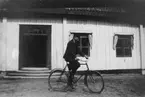 En pojke med cykel.
Säbylunds herrgård, norra flygeln.