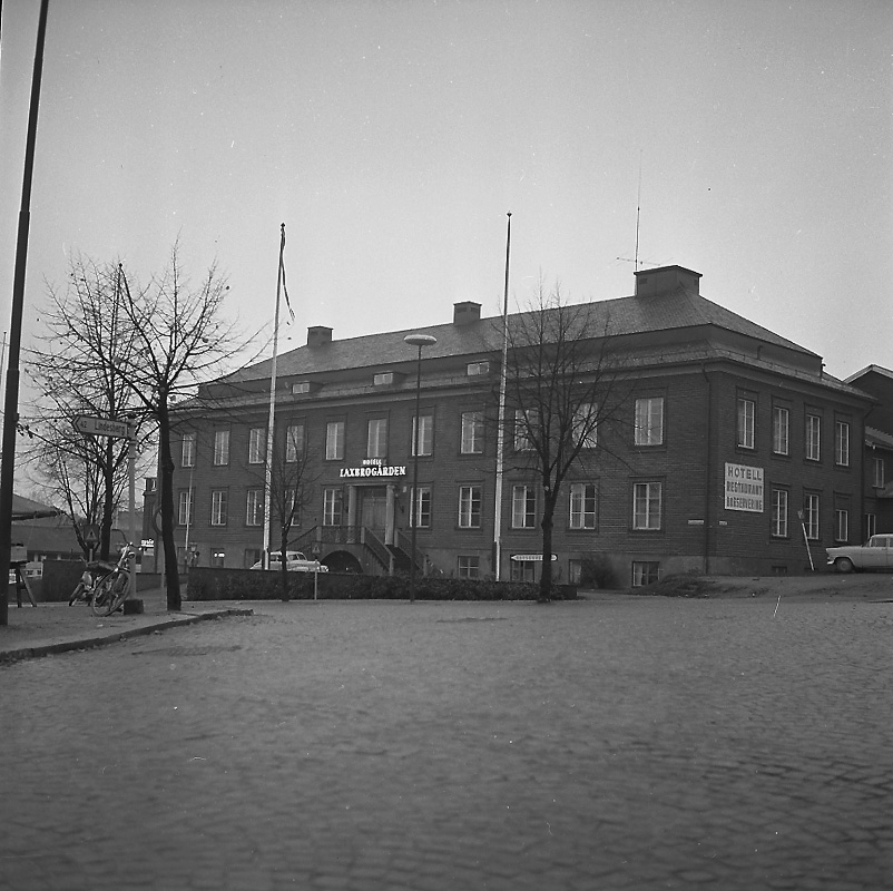 Hotell Laxbrogården i Kopparberg, tvåvånings hotellbyggnad.