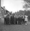 Löa skola, skolbarn med lärare på skolgården. Skolbyggnad i bakgrunden.
Magister Lennart Söderlund