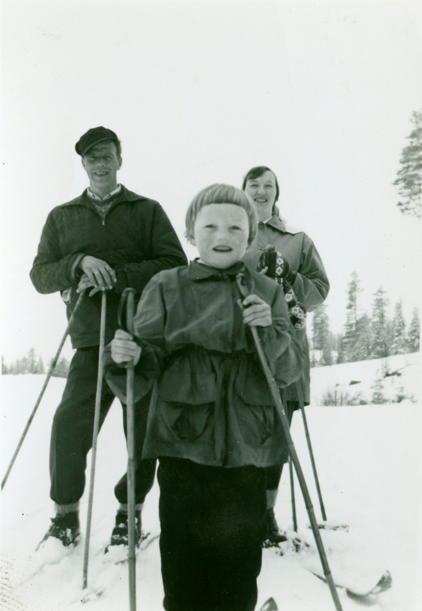 Portrett av frå v. Olaf Berget,Annie Berget og Birgit Dalene Berget.