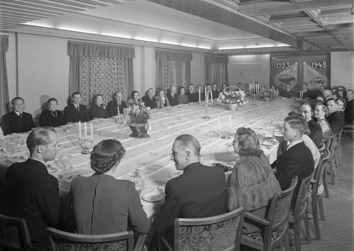 Hamar, Enggata 34, Oplandske Automobilforretning, etablert i 1923, bilforhandler av Ford i Hamar, Tidligere: Oplandske Automobilforretning & Reparationsverksted, Astoria hotell. Oplandske automobilforretnings 25-års jubileum, Hamar, fredag 27. februar 1948. Festmiddag.