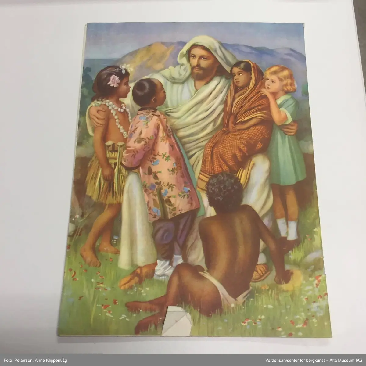 Form: Varierende firkantede formater.

 A) "Evangelisten" Julenummer 1958, 
B) "Høstblomsten" Julen 1950, 
C) "Sambaandet" 1953 og 1957,
D) "Hjemmets Venn" Julen 1958, 
E) "Bonde og småbruker" Julen 1958, 
F) "Dag over Norge" Julenummer 1945 (2 ex), 
G) "Krigsropet" Julen 1952, 
H) "Kristen ungdom" Julen 1953,
 I) "Kooperatøren" Julenummer 1955, 
J) "Samenes venn" Juleboken 1947 (bare omslag), 1958 og 1959, K) "K.F.U.K. speidernes blads julenummer" 1947, L) "Glade Jul" 1959 (utg.: Det Norske Misjonsselskap), M) "Barnas Søndagsblad" Julen 1958, N) "Barnehelg" Julen 1951, 1952, 1953, 1958, O) hefte uten omslag (utg.: Den norske sjømannsmisjon) >1951
