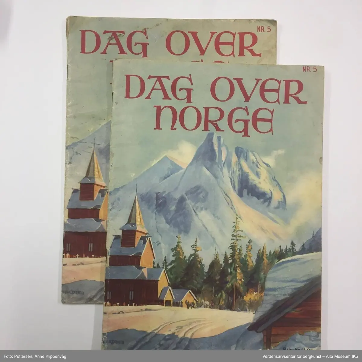 Form: Varierende firkantede formater.

 A) "Evangelisten" Julenummer 1958, 
B) "Høstblomsten" Julen 1950, 
C) "Sambaandet" 1953 og 1957,
D) "Hjemmets Venn" Julen 1958, 
E) "Bonde og småbruker" Julen 1958, 
F) "Dag over Norge" Julenummer 1945 (2 ex), 
G) "Krigsropet" Julen 1952, 
H) "Kristen ungdom" Julen 1953,
 I) "Kooperatøren" Julenummer 1955, 
J) "Samenes venn" Juleboken 1947 (bare omslag), 1958 og 1959, K) "K.F.U.K. speidernes blads julenummer" 1947, L) "Glade Jul" 1959 (utg.: Det Norske Misjonsselskap), M) "Barnas Søndagsblad" Julen 1958, N) "Barnehelg" Julen 1951, 1952, 1953, 1958, O) hefte uten omslag (utg.: Den norske sjømannsmisjon) >1951