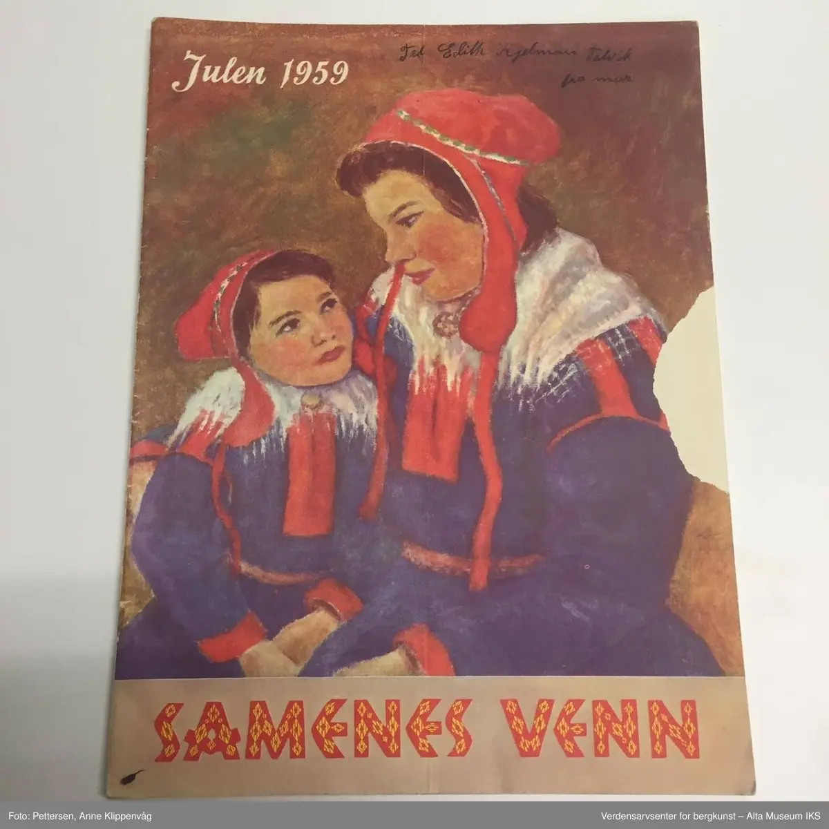 Form: Varierende firkantede formater.

 A) "Evangelisten" Julenummer 1958, 
B) "Høstblomsten" Julen 1950, 
C) "Sambaandet" 1953 og 1957,
D) "Hjemmets Venn" Julen 1958, 
E) "Bonde og småbruker" Julen 1958, 
F) "Dag over Norge" Julenummer 1945 (2 ex), 
G) "Krigsropet" Julen 1952, 
H) "Kristen ungdom" Julen 1953,
 I) "Kooperatøren" Julenummer 1955, 
J) "Samenes venn" Juleboken 1947 (bare omslag), 1958 og 1959, K) "K.F.U.K. speidernes blads julenummer" 1947, L) "Glade Jul" 1959 (utg.: Det Norske Misjonsselskap), M) "Barnas Søndagsblad" Julen 1958, N) "Barnehelg" Julen 1951, 1952, 1953, 1958, O) hefte uten omslag (utg.: Den norske sjømannsmisjon) >1951
