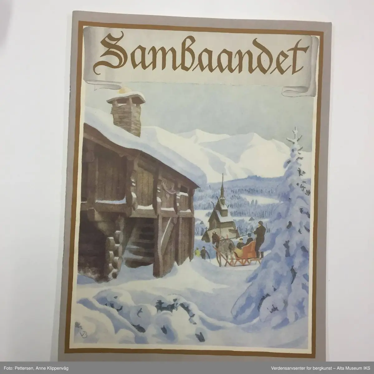 Form: Varierende firkantede formater.

 A) "Evangelisten" Julenummer 1958, 
B) "Høstblomsten" Julen 1950, 
C) "Sambaandet" 1953 og 1957,
D) "Hjemmets Venn" Julen 1958, 
E) "Bonde og småbruker" Julen 1958, 
F) "Dag over Norge" Julenummer 1945 (2 ex), 
G) "Krigsropet" Julen 1952, 
H) "Kristen ungdom" Julen 1953,
 I) "Kooperatøren" Julenummer 1955, 
J) "Samenes venn" Juleboken 1947 (bare omslag), 1958 og 1959, K) "K.F.U.K. speidernes blads julenummer" 1947, L) "Glade Jul" 1959 (utg.: Det Norske Misjonsselskap), M) "Barnas Søndagsblad" Julen 1958, N) "Barnehelg" Julen 1951, 1952, 1953, 1958, O) hefte uten omslag (utg.: Den norske sjømannsmisjon) >1951