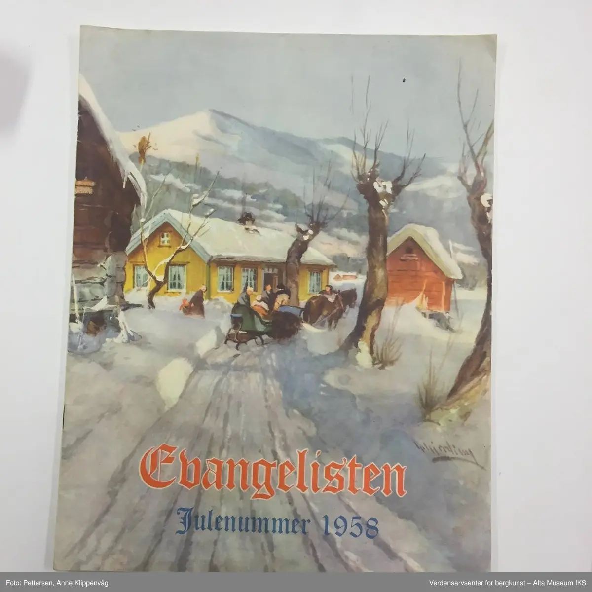 Form: Varierende firkantede formater.

 A) "Evangelisten" Julenummer 1958, 
B) "Høstblomsten" Julen 1950, 
C) "Sambaandet" 1953 og 1957,
D) "Hjemmets Venn" Julen 1958, 
E) "Bonde og småbruker" Julen 1958, 
F) "Dag over Norge" Julenummer 1945 (2 ex), 
G) "Krigsropet" Julen 1952, 
H) "Kristen ungdom" Julen 1953,
 I) "Kooperatøren" Julenummer 1955, 
J) "Samenes venn" Juleboken 1947 (bare omslag), 1958 og 1959, K) "K.F.U.K. speidernes blads julenummer" 1947, L) "Glade Jul" 1959 (utg.: Det Norske Misjonsselskap), M) "Barnas Søndagsblad" Julen 1958, N) "Barnehelg" Julen 1951, 1952, 1953, 1958, O) hefte uten omslag (utg.: Den norske sjømannsmisjon) >1951
