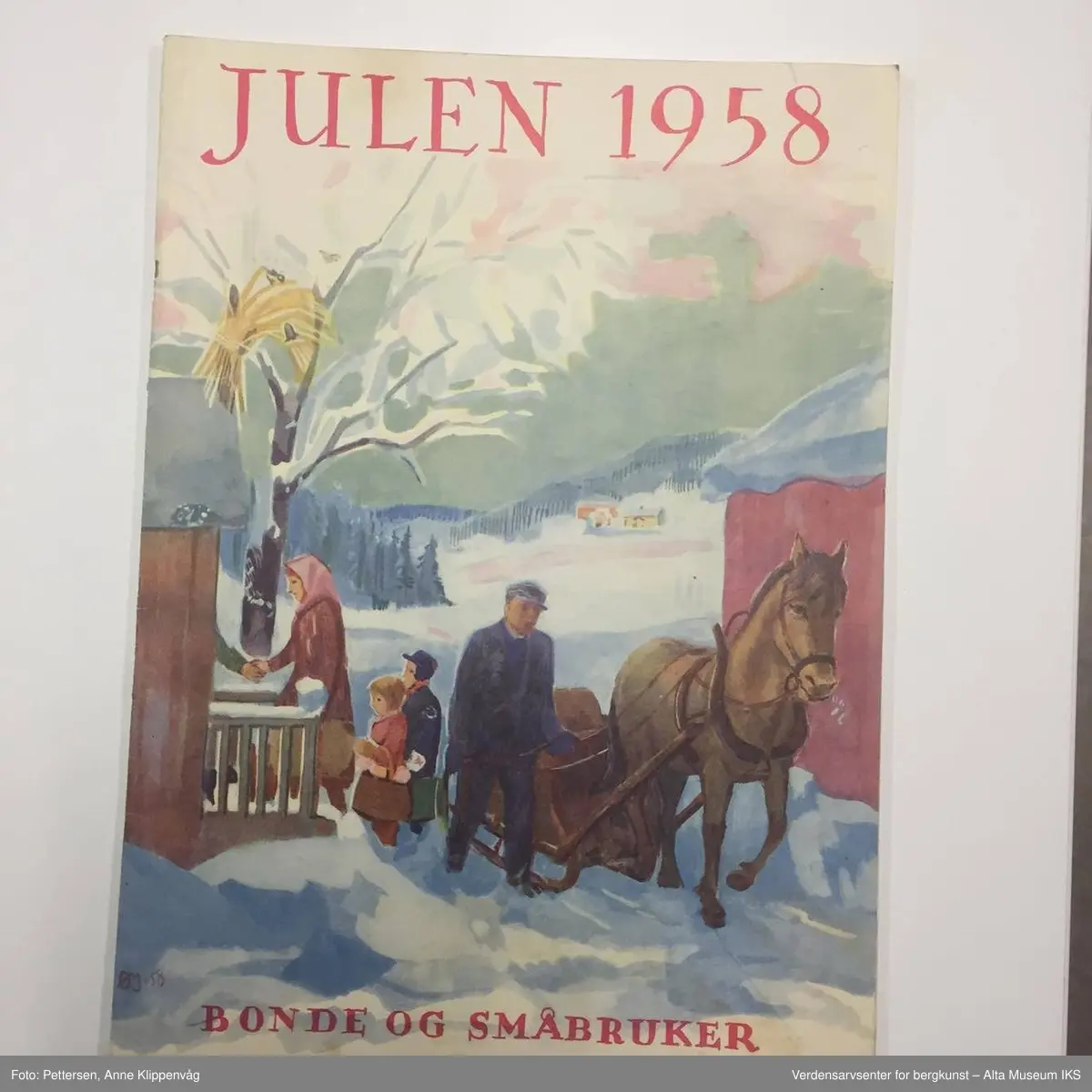 Form: Varierende firkantede formater.

 A) "Evangelisten" Julenummer 1958, 
B) "Høstblomsten" Julen 1950, 
C) "Sambaandet" 1953 og 1957,
D) "Hjemmets Venn" Julen 1958, 
E) "Bonde og småbruker" Julen 1958, 
F) "Dag over Norge" Julenummer 1945 (2 ex), 
G) "Krigsropet" Julen 1952, 
H) "Kristen ungdom" Julen 1953,
 I) "Kooperatøren" Julenummer 1955, 
J) "Samenes venn" Juleboken 1947 (bare omslag), 1958 og 1959, K) "K.F.U.K. speidernes blads julenummer" 1947, L) "Glade Jul" 1959 (utg.: Det Norske Misjonsselskap), M) "Barnas Søndagsblad" Julen 1958, N) "Barnehelg" Julen 1951, 1952, 1953, 1958, O) hefte uten omslag (utg.: Den norske sjømannsmisjon) >1951