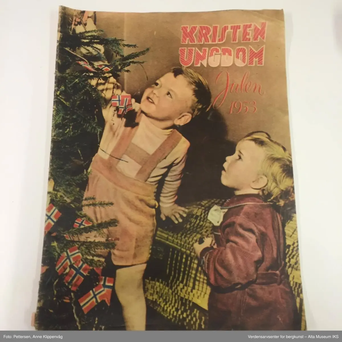 Form: Varierende firkantede formater.

 A) "Evangelisten" Julenummer 1958, 
B) "Høstblomsten" Julen 1950, 
C) "Sambaandet" 1953 og 1957,
D) "Hjemmets Venn" Julen 1958, 
E) "Bonde og småbruker" Julen 1958, 
F) "Dag over Norge" Julenummer 1945 (2 ex), 
G) "Krigsropet" Julen 1952, 
H) "Kristen ungdom" Julen 1953,
 I) "Kooperatøren" Julenummer 1955, 
J) "Samenes venn" Juleboken 1947 (bare omslag), 1958 og 1959, K) "K.F.U.K. speidernes blads julenummer" 1947, L) "Glade Jul" 1959 (utg.: Det Norske Misjonsselskap), M) "Barnas Søndagsblad" Julen 1958, N) "Barnehelg" Julen 1951, 1952, 1953, 1958, O) hefte uten omslag (utg.: Den norske sjømannsmisjon) >1951