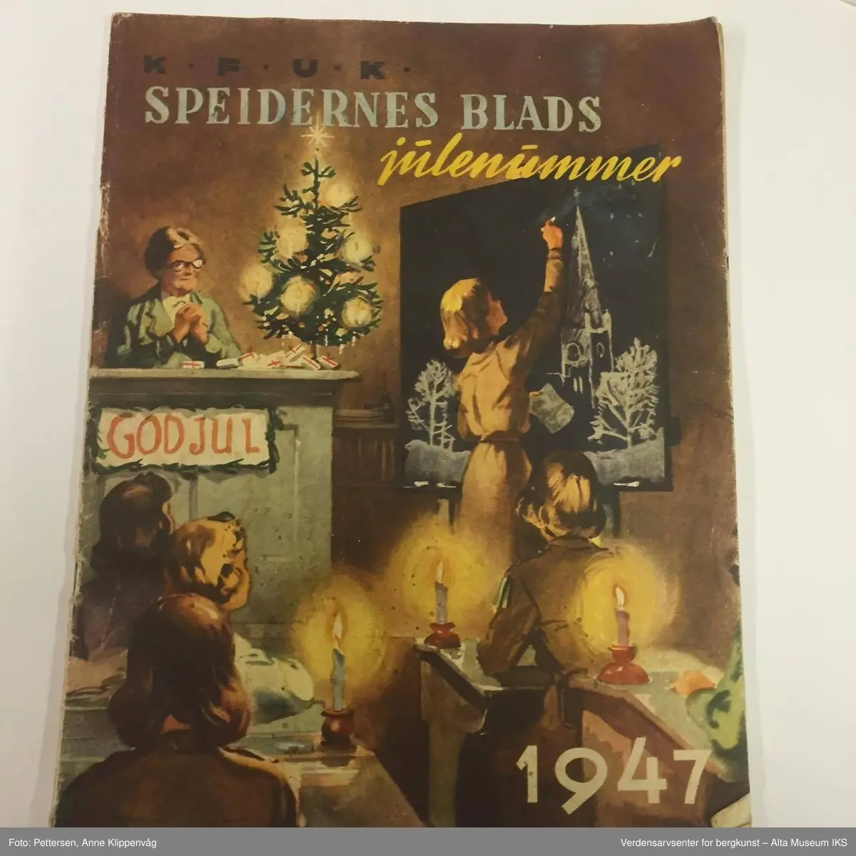 Form: Varierende firkantede formater.

 A) "Evangelisten" Julenummer 1958, 
B) "Høstblomsten" Julen 1950, 
C) "Sambaandet" 1953 og 1957,
D) "Hjemmets Venn" Julen 1958, 
E) "Bonde og småbruker" Julen 1958, 
F) "Dag over Norge" Julenummer 1945 (2 ex), 
G) "Krigsropet" Julen 1952, 
H) "Kristen ungdom" Julen 1953,
 I) "Kooperatøren" Julenummer 1955, 
J) "Samenes venn" Juleboken 1947 (bare omslag), 1958 og 1959, K) "K.F.U.K. speidernes blads julenummer" 1947, L) "Glade Jul" 1959 (utg.: Det Norske Misjonsselskap), M) "Barnas Søndagsblad" Julen 1958, N) "Barnehelg" Julen 1951, 1952, 1953, 1958, O) hefte uten omslag (utg.: Den norske sjømannsmisjon) >1951