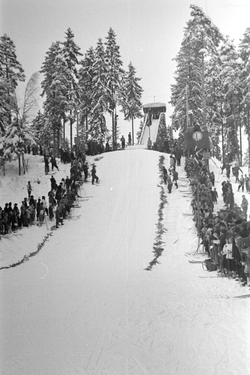 Hamar, Ankerkollen. Landsrennet for gutter, hopprenn arrangert av Hamarkameratene 8. februar 1948. Hoppbakke, publikum, Ankerkollen. Granlibakken og Vikerkollen i Furuberget ble også benyttet, de yngste hoppet i Ankerkollen, mellomste i Granlibakken og de eldste i Vikerkollen, det var 360 deltagere, 
Kåre Engeskaug fra Brumunndal vant 15-16 års klassen (37,5 meter i Vikerkolen) Ivar Thorsen fra Ringerike 13-14 år (24 meter i Granlibakken) og Svend Andresen fra Ringrike vant 11-12 års klassen (17 meter i Ankerkollen), arrangementet ble kringkastet,