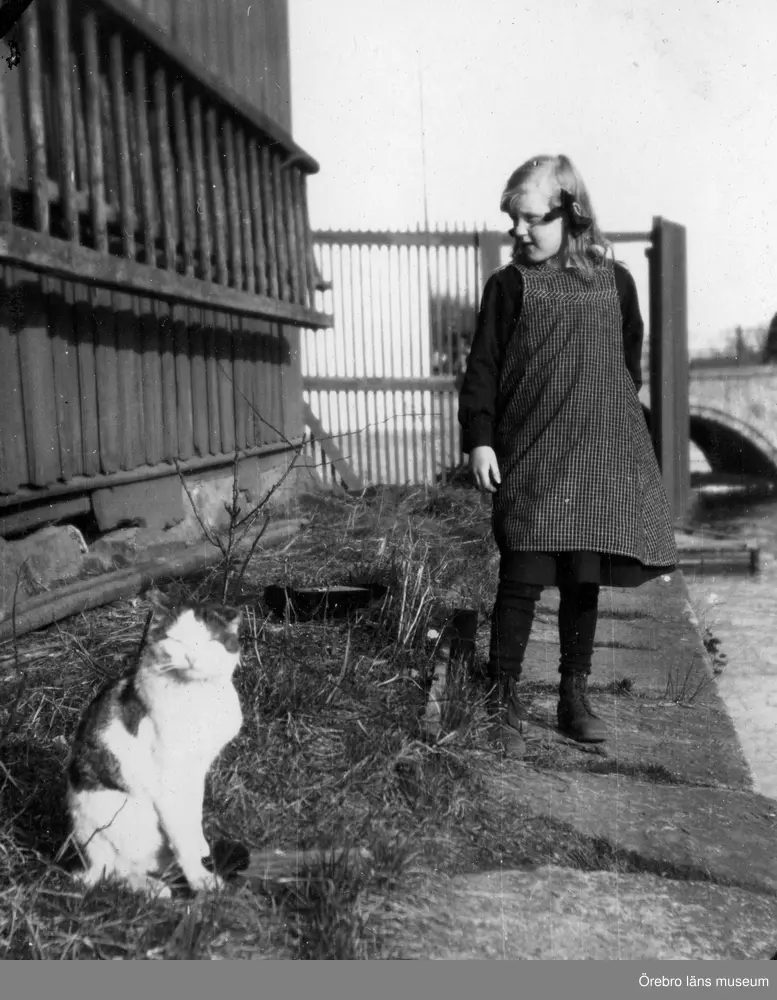 Arbetshuset i Örebro, f.d. barnhem.
Anna-Lisa (ev. är det Ann-Marie) och katten Josef.
Bilder inskannade från fotoalbum inlånat av Britten Håstlund, Örebro. Hon är barnbarn till Lotta Karlsson (född Friberg), 1866-1944, som ägde fotoalbumet och arbetade på barnhemmet Arbetshuset.