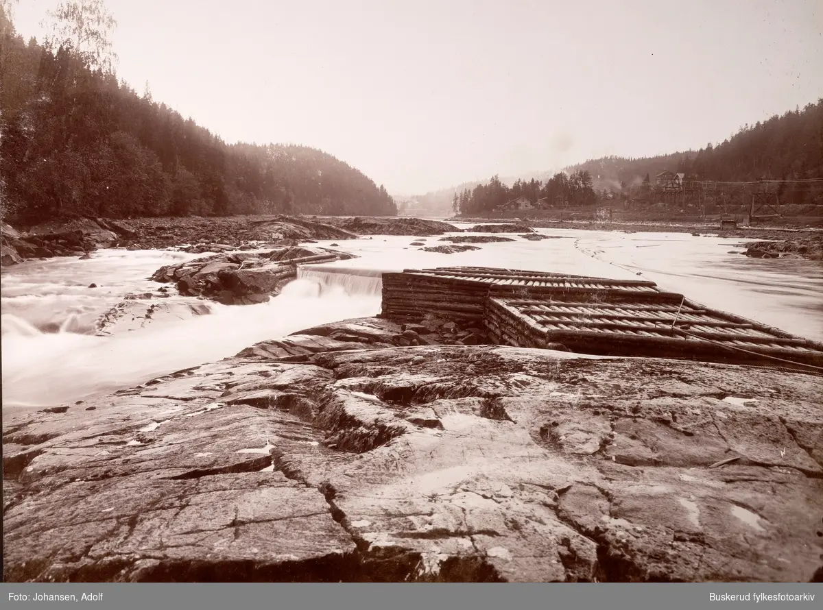 Fra album-  Fotografier fra De Aadalske Fosser
Parti fra elven Begna
Ovenfor Hensfoss