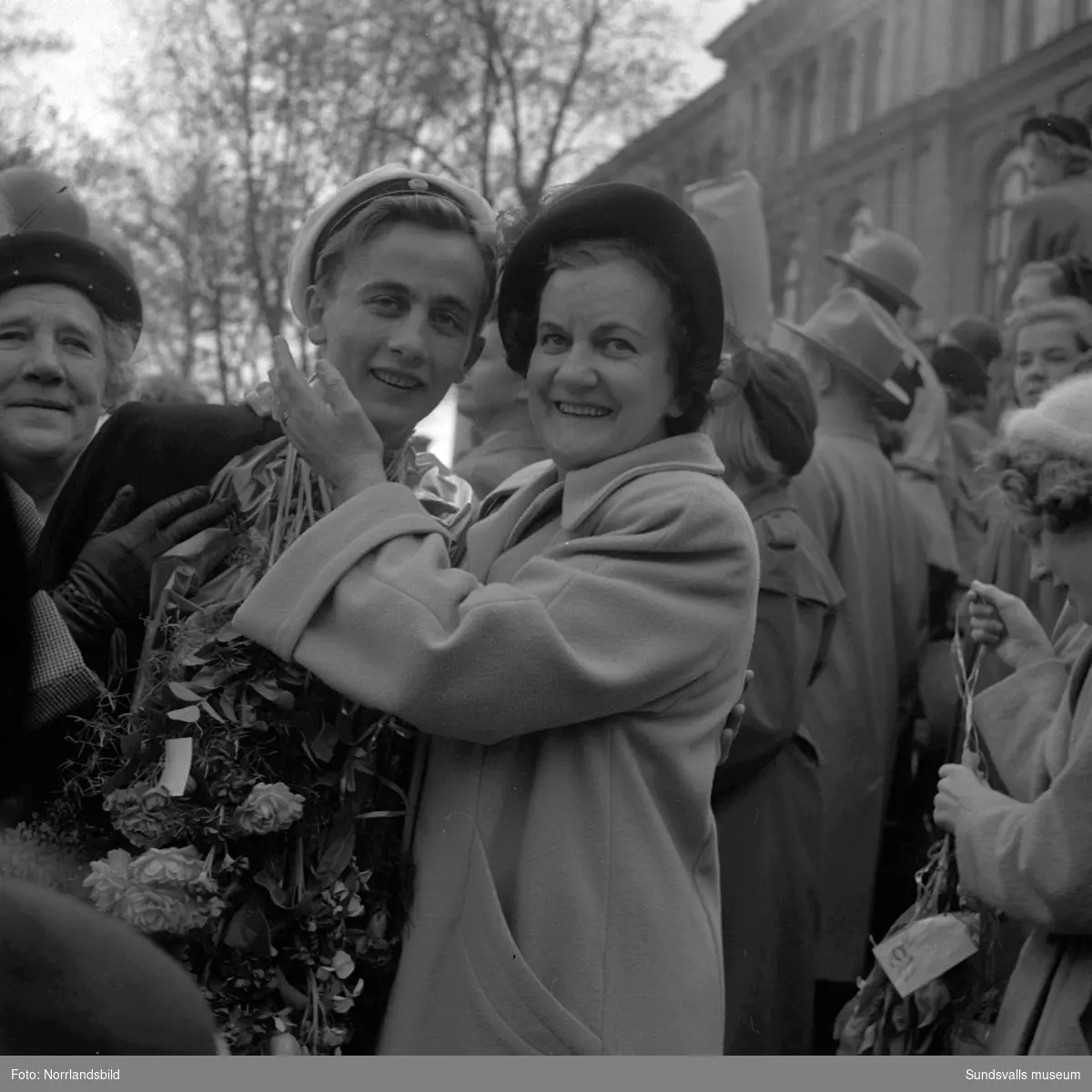 Studentexamen 1951. Studenterna på läroverkets trappa och tågandes utefter Köpmangatan mot stora torget.