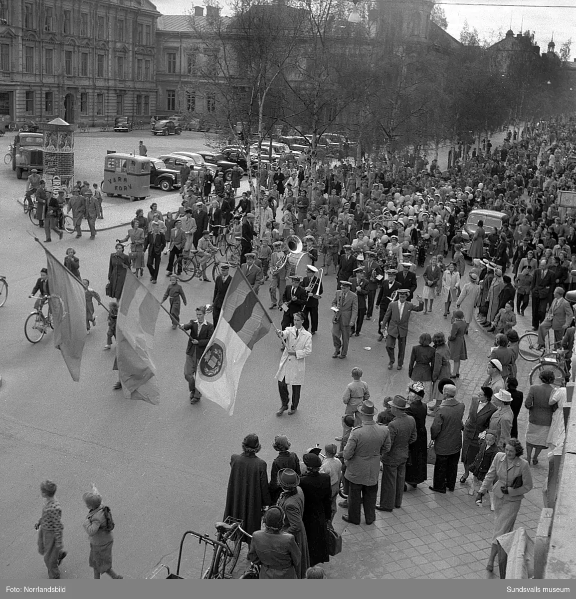 Studentexamen 1951. Studenterna på läroverkets trappa och tågandes utefter Köpmangatan mot stora torget.