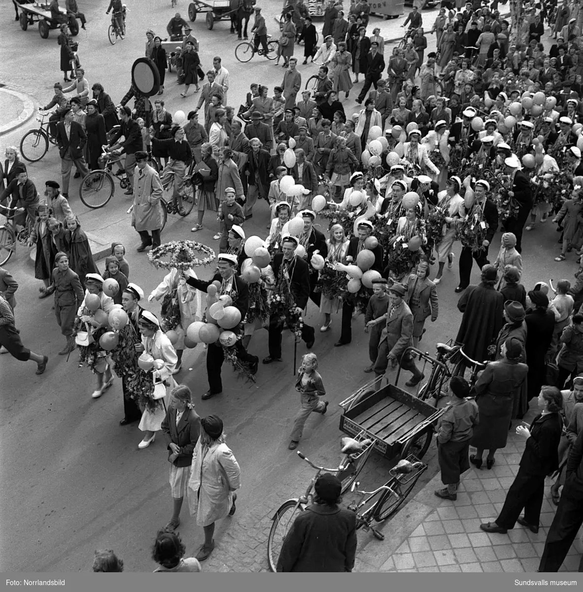 Studentexamen 1951. Studenterna på läroverkets trappa och tågandes utefter Köpmangatan mot stora torget.