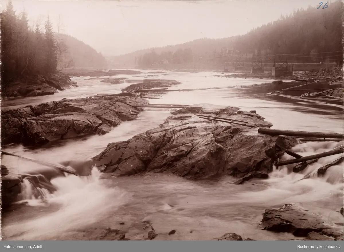 Fra album-  Fotografier fra De Aadalske Fosser
Parti fra elven Begna
Ovenfor Hensfossen, ved Bratlifaldet.