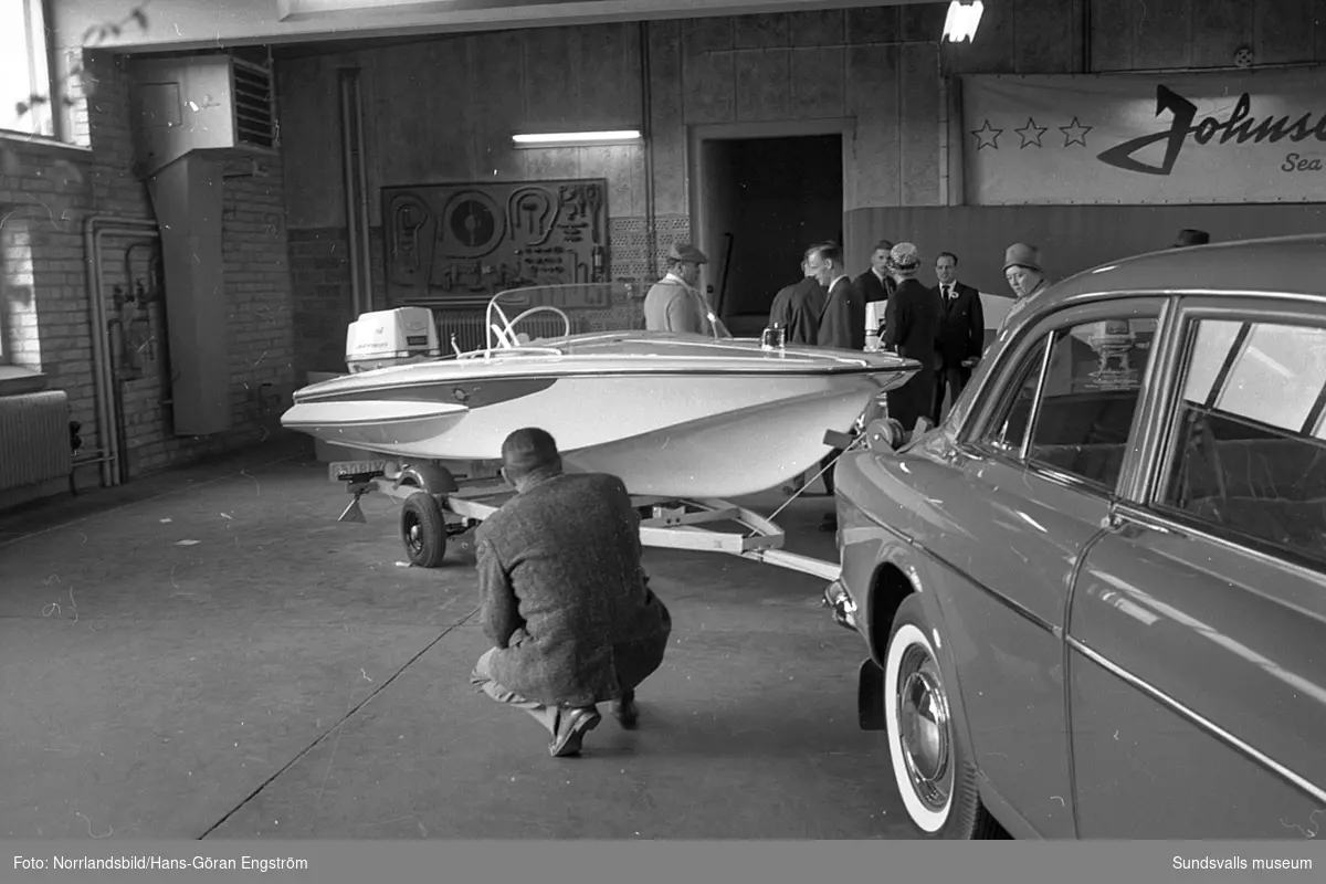 Båtutställning på Bilbolaget i Nacksta. En Volvo Amazon med en sportbåt på en trailer.