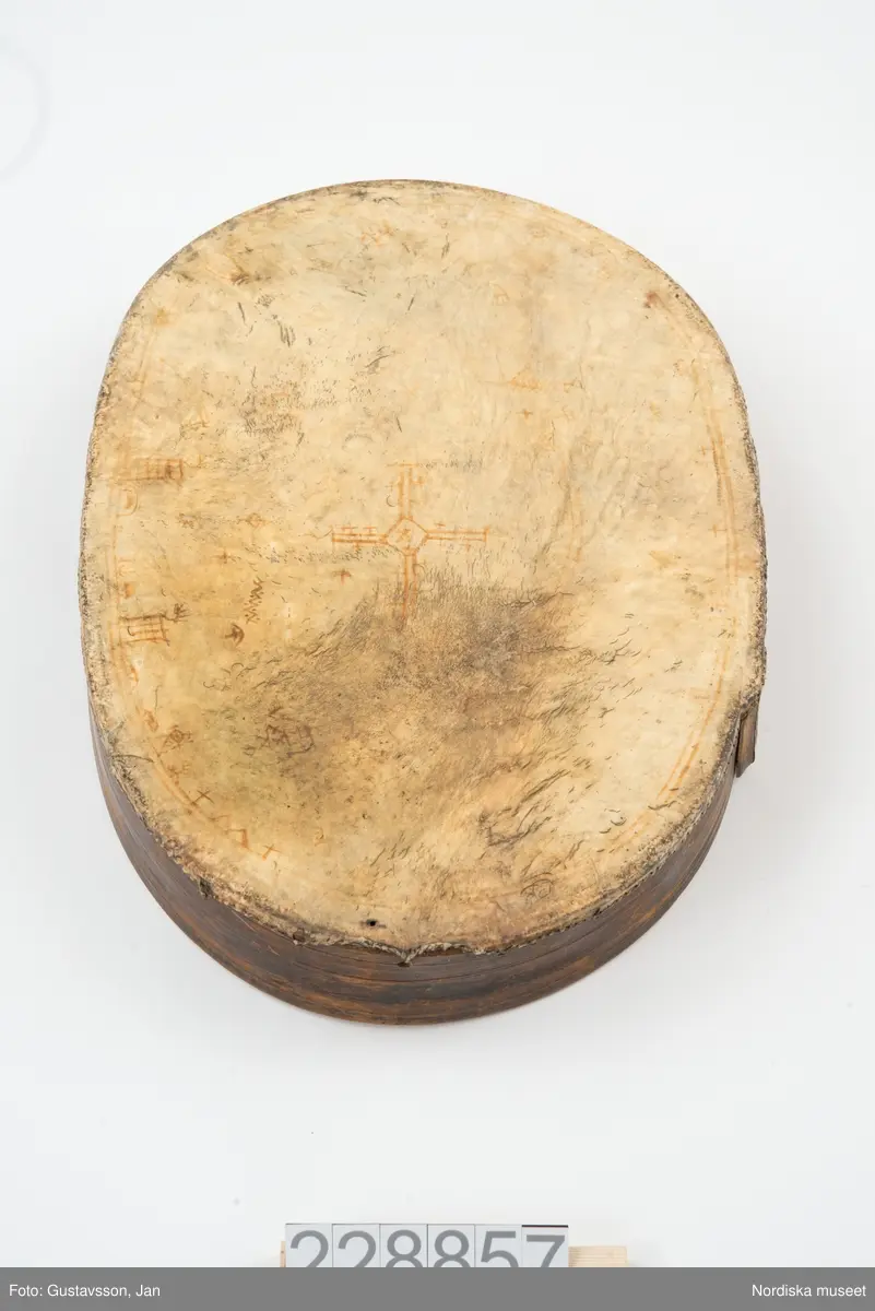 Huvudliggaren:
"Lapptrumma. Dep. 15/11 1943. Deposition av Statens Hist. Museum enl. instr. 2/2 1943. [Tidigare numrering] St. H. M. 360:15."