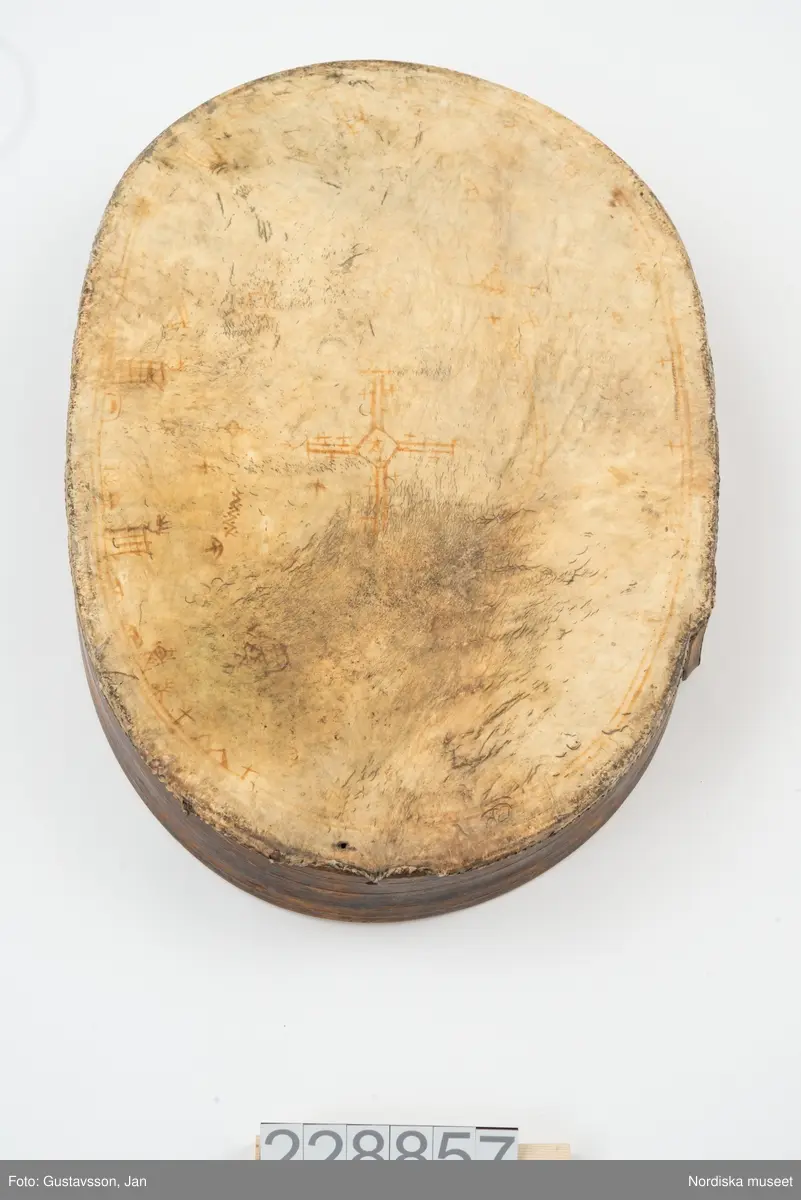 Huvudliggaren:
"Lapptrumma. Dep. 15/11 1943. Deposition av Statens Hist. Museum enl. instr. 2/2 1943. [Tidigare numrering] St. H. M. 360:15."