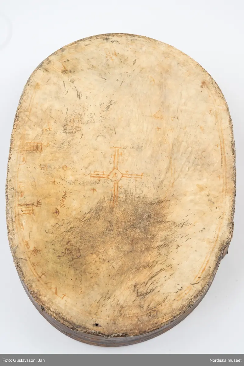 Huvudliggaren:
"Lapptrumma. Dep. 15/11 1943. Deposition av Statens Hist. Museum enl. instr. 2/2 1943. [Tidigare numrering] St. H. M. 360:15."
