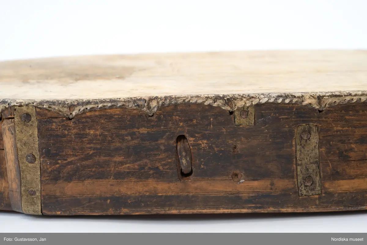 Huvudliggaren:
"Lapptrumma. Dep. 15/11 1943. Deposition av Statens Hist. Museum enl. instr. 2/2 1943. [Tidigare numrering] St. H. M. 360:15."