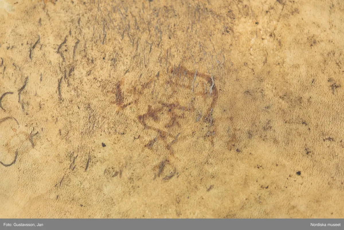 Huvudliggaren:
"Lapptrumma. Dep. 15/11 1943. Deposition av Statens Hist. Museum enl. instr. 2/2 1943. [Tidigare numrering] St. H. M. 360:15."