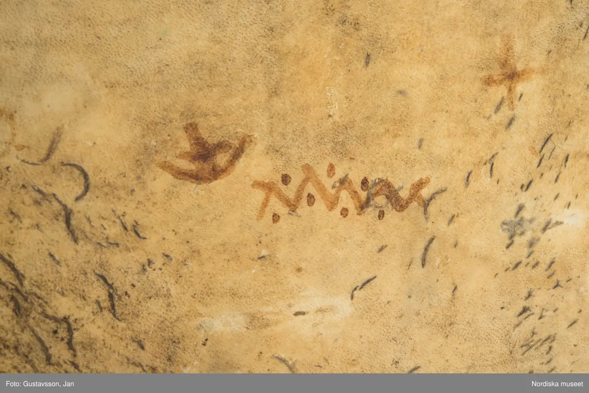 Huvudliggaren:
"Lapptrumma. Dep. 15/11 1943. Deposition av Statens Hist. Museum enl. instr. 2/2 1943. [Tidigare numrering] St. H. M. 360:15."