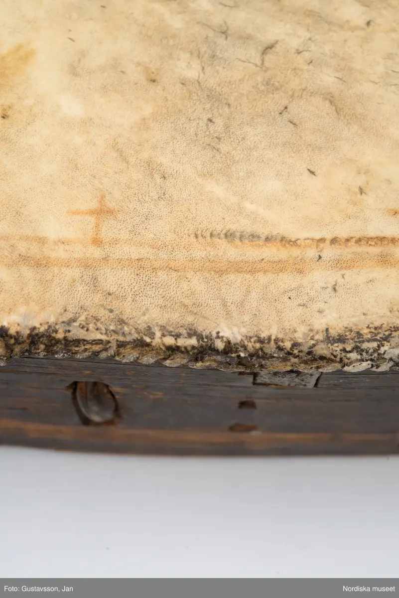 Huvudliggaren:
"Lapptrumma. Dep. 15/11 1943. Deposition av Statens Hist. Museum enl. instr. 2/2 1943. [Tidigare numrering] St. H. M. 360:15."