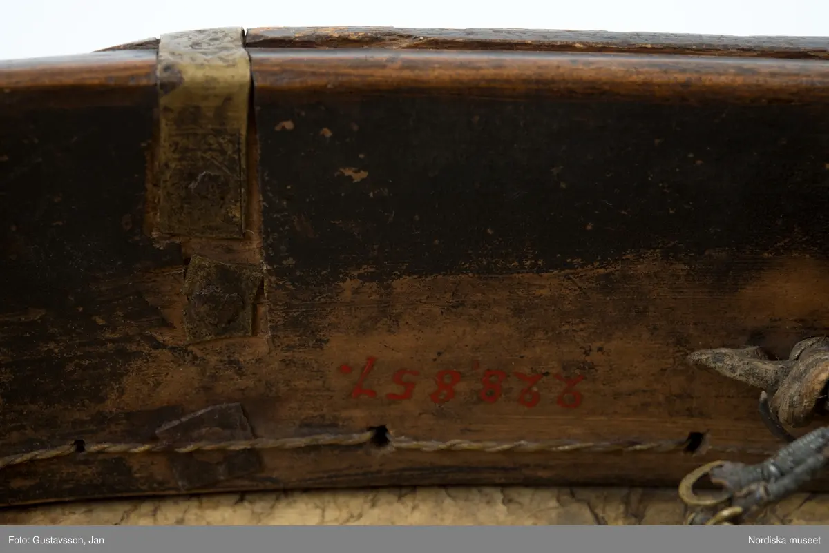 Huvudliggaren:
"Lapptrumma. Dep. 15/11 1943. Deposition av Statens Hist. Museum enl. instr. 2/2 1943. [Tidigare numrering] St. H. M. 360:15."