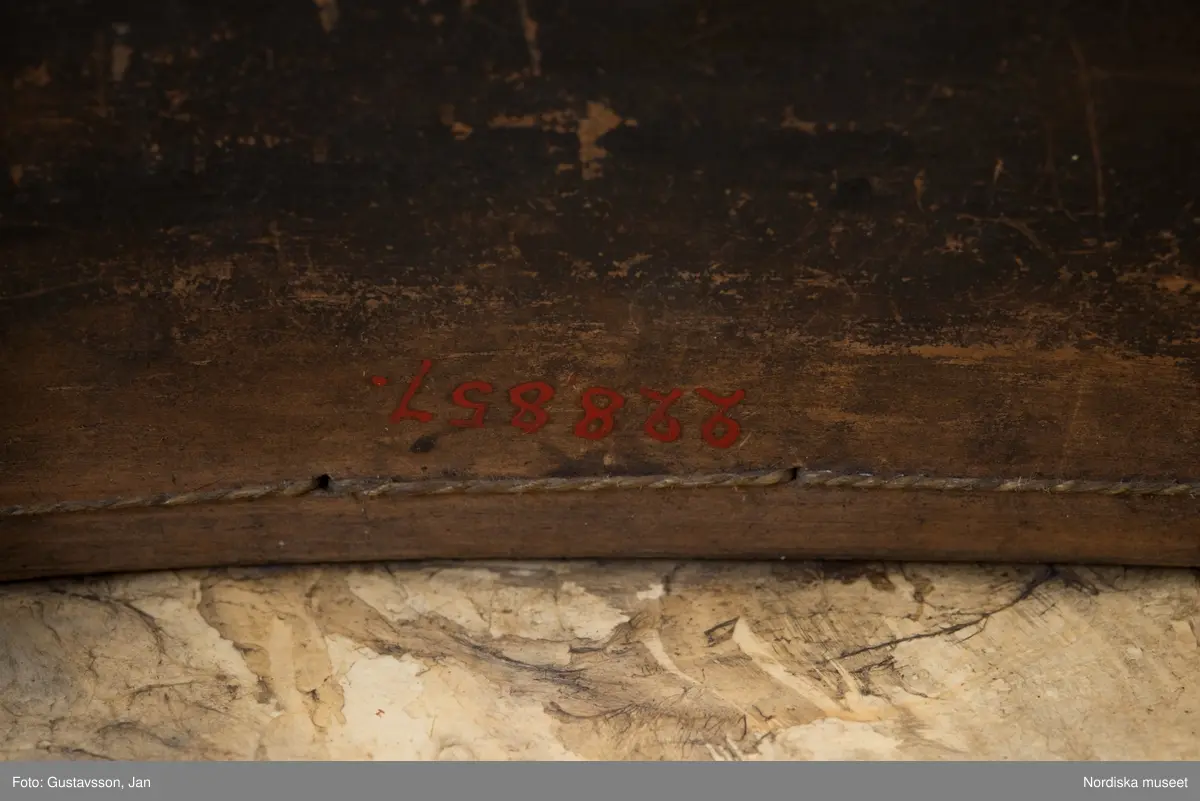 Huvudliggaren:
"Lapptrumma. Dep. 15/11 1943. Deposition av Statens Hist. Museum enl. instr. 2/2 1943. [Tidigare numrering] St. H. M. 360:15."
