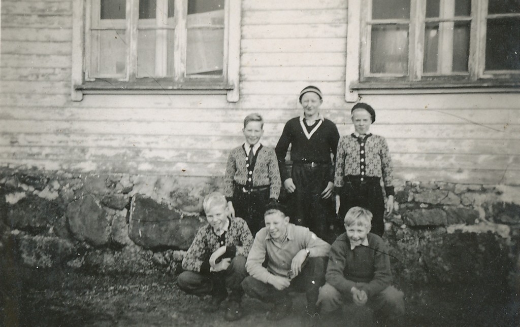 Gutteklubben "Lyn" utanfor skulehuset på Tjåland. Bak frå venstre Arne Magne Tjåland, Nils Kjell Sikveland og Olav Skårland. Framme frå venstre Ingmund Skårland, Sverre Fossfjell og Steinar Sikveland.