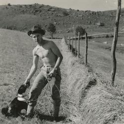 Hesjing på Langholen i 1957. Olav Skårland med hunden "Mona"