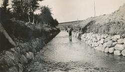 Steinsetjing av kanal.