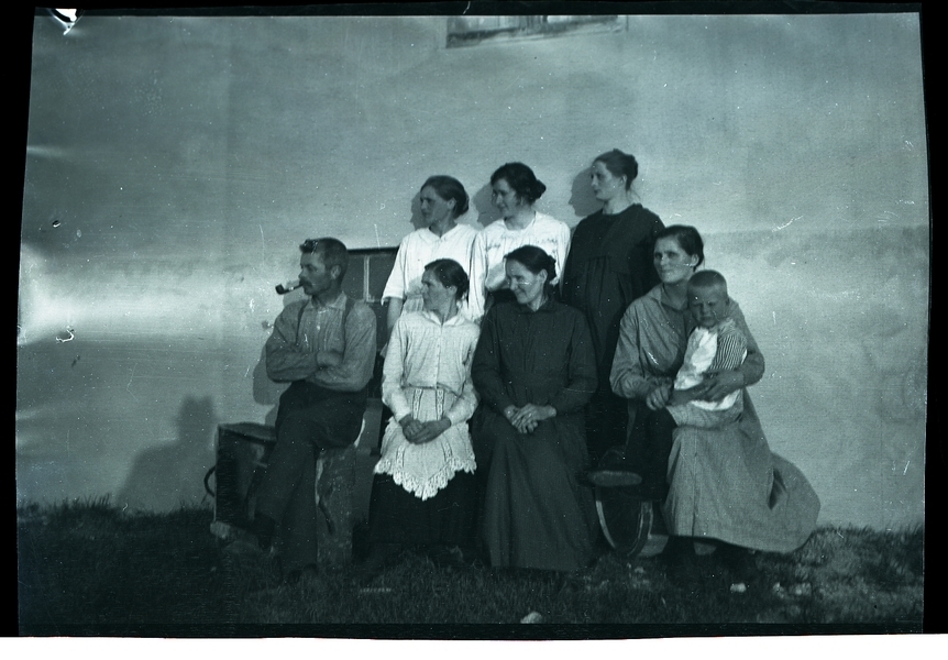 Gruppe på Håland?: Ståande bak: Laura, Fredrikke Netland g. Taksdal (1903 - 1990) og ??. Sitjande med pipe  Jon Håland, moster Maria, Karen Sofie Netland f. Storhaug (1867 - 1951), moster Lisa og Odd