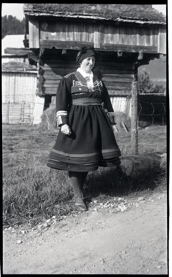 Tur til Sørlandet 1935. Eldbjørgg Netland f. Taksdal (1906 - 1999) i "Setesdalsdrakt".