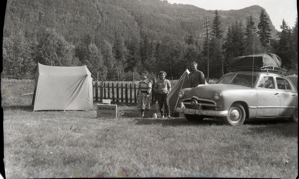 Sommarferien 1961. Leirplass ved Gol i Hallingdal, Bjørnestad. Frå venstre Eldbjørg Netland f. Taksdal (1906 - 1999), Berta Kalvik f. Netland (1930 - 2000) og Trond Arne Kalvik (1927 - 1988).