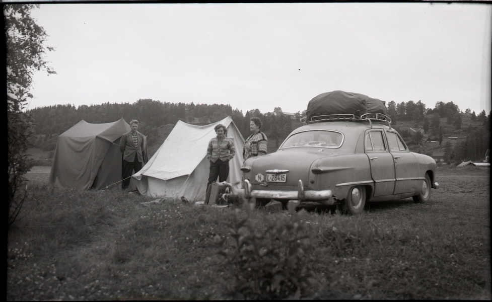 Sommarferien 1961. Leirplass ved Levanger. Frå venstre Trond Arne Kalvik (1927 - 1988), Berta Kalvik f. Netland (1930 - 2000) og Eldbjørg Netland f. Taksdal (1906 - 1999)