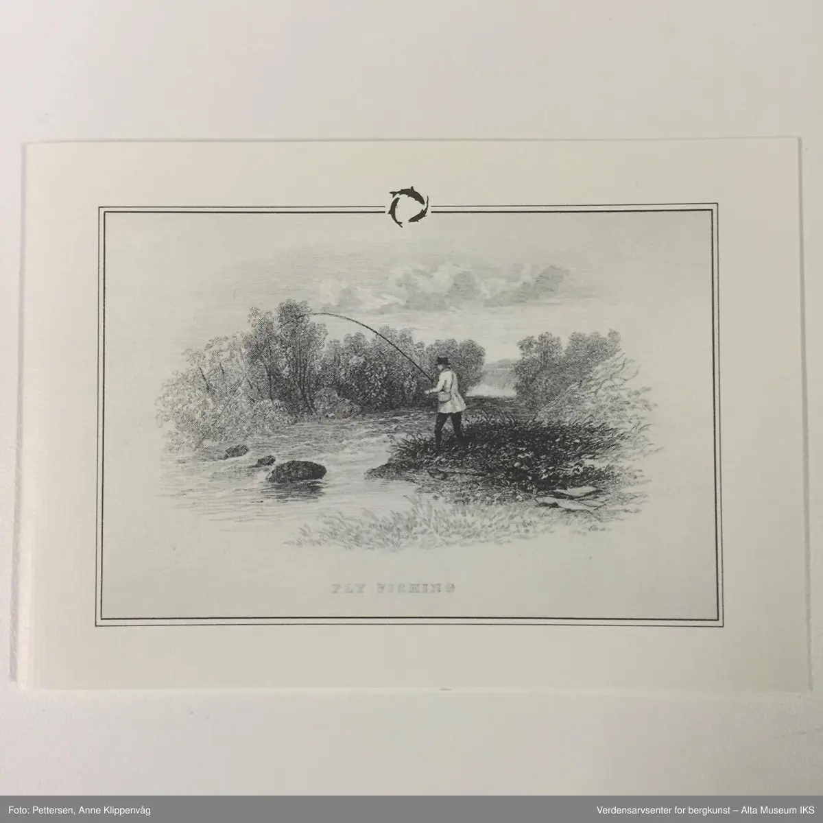 Form: Kassett m/ 19 plansjer hvorav 18 fargeplansjer. Illustrerer fluebinding,  både lakse- og ørretfluer.