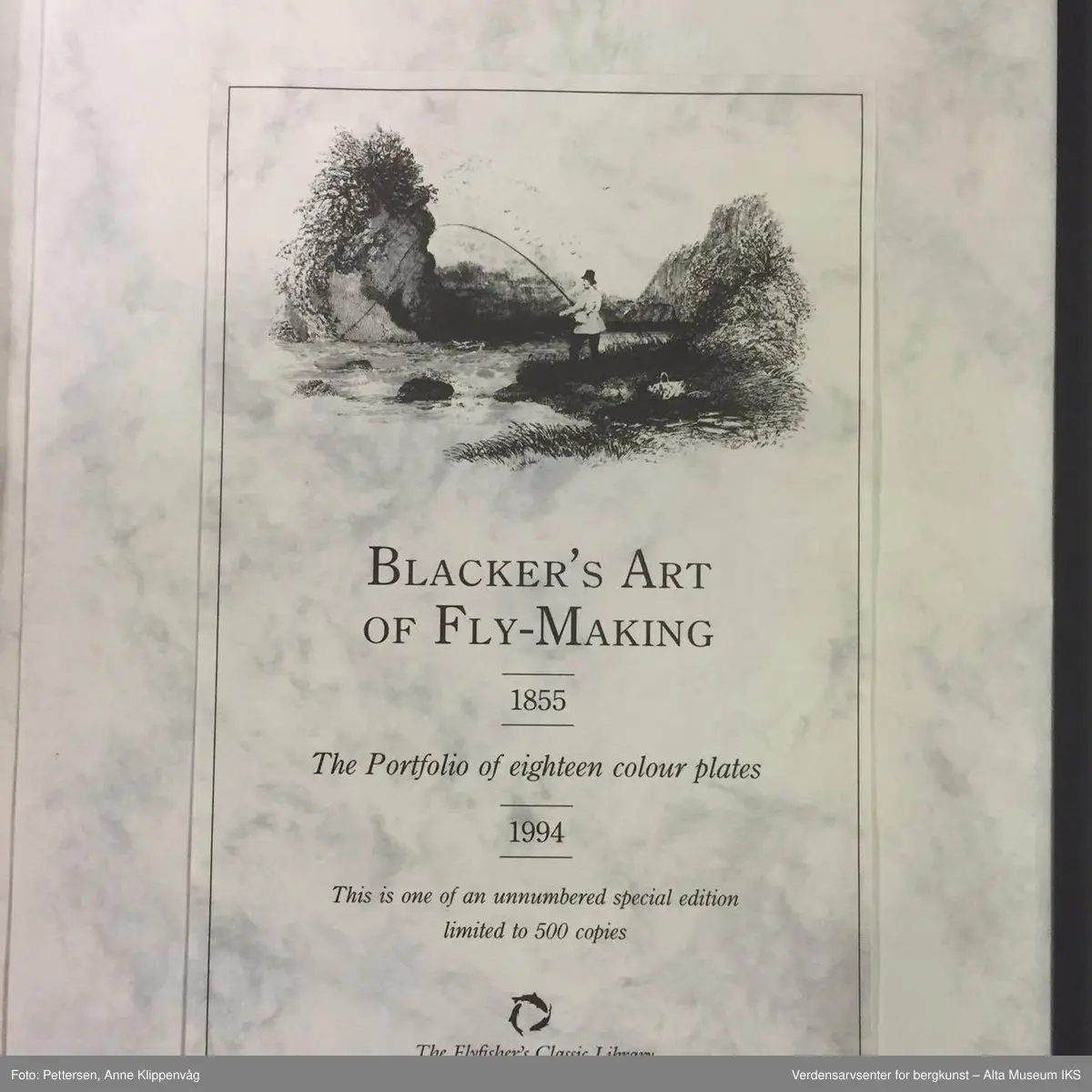 Form: Kassett m/ 19 plansjer hvorav 18 fargeplansjer. Illustrerer fluebinding,  både lakse- og ørretfluer.