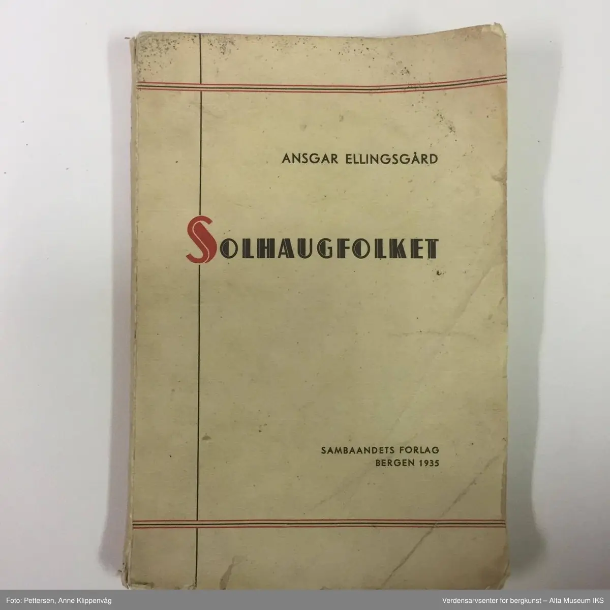 A) Ansgar Ellingsgård: Solhaugsfolket, Bergen 1935.
B) Andreas Markusson: Den siste skanse, Oslo 1945. (Innskrift Anna Løkeng, Major)
C) Lars Rustbøle: Liv i kamp og seier, Bergen 1943.
D) M.: Det beste valg, Våler 1927 (Innskrift: P.M. Guddal/ Ivar og Olaf. Julehilsen 1956. P.M. Guddal)
E) J. Bech Nygaard: Du ble trell, Oslo 1943. (Innskrift: Fredrik Pettersen/ Stempel: Mina Gj. Mortensen, Lerresfjord)
F) Inga Holbek: Når gåtene løses, Arendal 1946.
G) Bjørn Rongen, Kirstin, Oslo u.å. (Innskrift: Anders)
H) Harriet Henriksen: Billedveven, Oslo 1942. (Innskrift: Løkeng/ Innlegg: Julekort til Ragna Gjerdebakken, L. Lerresfjord, Alta)
I) J.W. Gold: Ekstase, Oslo u.å.
J) MAgne Gausdal: Flukt - en livsskildring, Arendal u.å. (Stempel: Ragna Gjerdebakken, Lerresfjord)
K) Gwen Bristow: Nye slekter, Oslo 1941. (Innskrift: Ragna Gjerdebakken, Valle den 16-7-43/ Bjørg Nilssen/ Stempel: Ragna Gjerdebakken, Lerresfjord)
L) Arild Vanvig: Hektisk sommer, Høvik 1946 (Innskrift: Ragna Gjerdebakken)
M) Mildred Duff: Jesu Liv, Oslo 1932 (Innlegg: Notat fra Frelsesarmeens Handelsavdeling)
N) Minnie L. Carpenter: Engleadjutanten, Oslo 1921. (Innskrift: Løkeng)
O) Edin Holme: Tonen fra himlen, Oslo 1926 (Innskrift: Ensine Anna Løkeng, "Trygg", Oslo/ Julen 1926, fra søster Agnethe avd. 8-9 post, Ullevaal)
P) L. Mudersprach: Bag død og grav, Oslo u. å . 
Q) P. Stiansen: Billy Sunday, Fredrikstad 1919. (Innskrift: Julaften 1919. Til Anders fra Anna, Kr.nia 24-12-19)