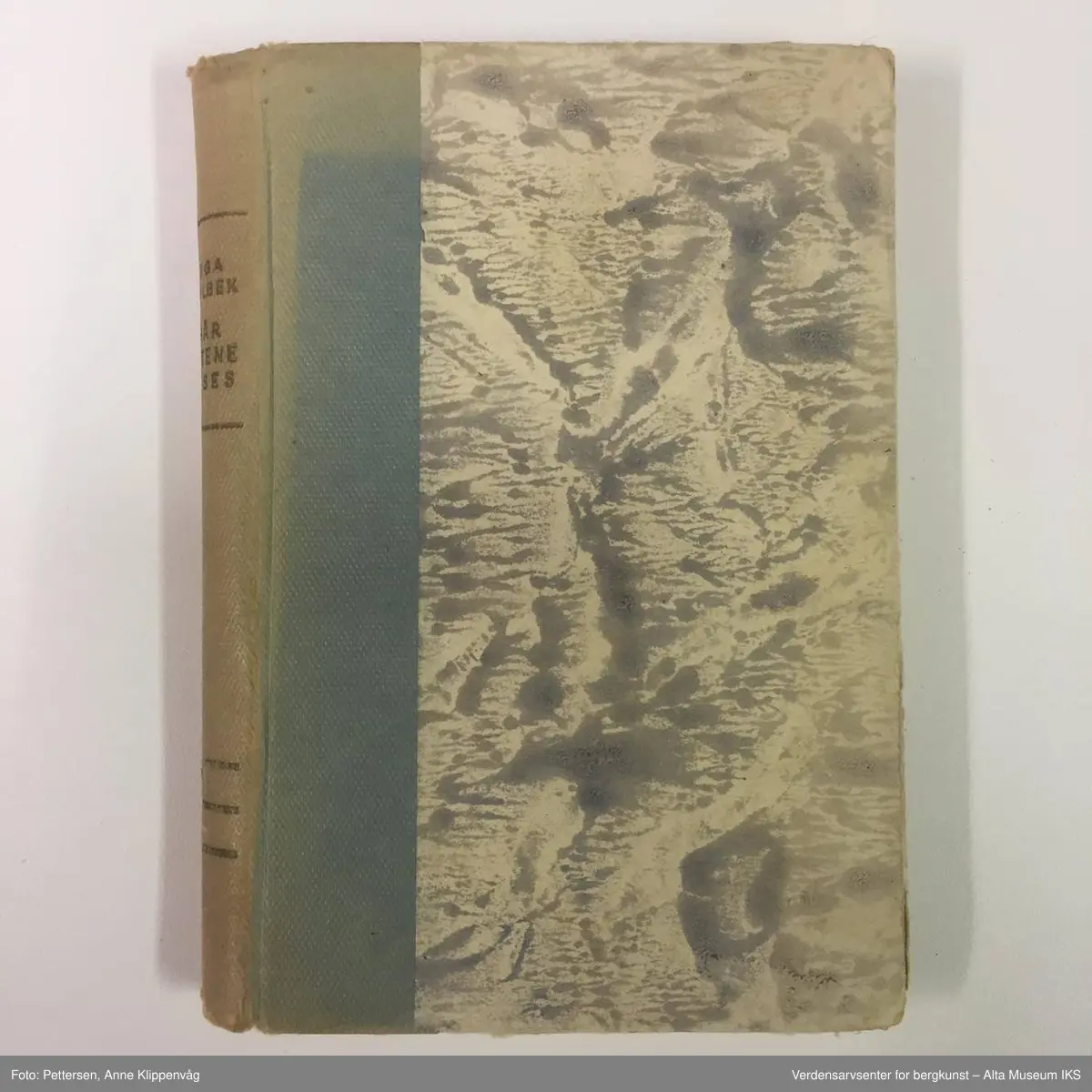 A) Ansgar Ellingsgård: Solhaugsfolket, Bergen 1935.
B) Andreas Markusson: Den siste skanse, Oslo 1945. (Innskrift Anna Løkeng, Major)
C) Lars Rustbøle: Liv i kamp og seier, Bergen 1943.
D) M.: Det beste valg, Våler 1927 (Innskrift: P.M. Guddal/ Ivar og Olaf. Julehilsen 1956. P.M. Guddal)
E) J. Bech Nygaard: Du ble trell, Oslo 1943. (Innskrift: Fredrik Pettersen/ Stempel: Mina Gj. Mortensen, Lerresfjord)
F) Inga Holbek: Når gåtene løses, Arendal 1946.
G) Bjørn Rongen, Kirstin, Oslo u.å. (Innskrift: Anders)
H) Harriet Henriksen: Billedveven, Oslo 1942. (Innskrift: Løkeng/ Innlegg: Julekort til Ragna Gjerdebakken, L. Lerresfjord, Alta)
I) J.W. Gold: Ekstase, Oslo u.å.
J) MAgne Gausdal: Flukt - en livsskildring, Arendal u.å. (Stempel: Ragna Gjerdebakken, Lerresfjord)
K) Gwen Bristow: Nye slekter, Oslo 1941. (Innskrift: Ragna Gjerdebakken, Valle den 16-7-43/ Bjørg Nilssen/ Stempel: Ragna Gjerdebakken, Lerresfjord)
L) Arild Vanvig: Hektisk sommer, Høvik 1946 (Innskrift: Ragna Gjerdebakken)
M) Mildred Duff: Jesu Liv, Oslo 1932 (Innlegg: Notat fra Frelsesarmeens Handelsavdeling)
N) Minnie L. Carpenter: Engleadjutanten, Oslo 1921. (Innskrift: Løkeng)
O) Edin Holme: Tonen fra himlen, Oslo 1926 (Innskrift: Ensine Anna Løkeng, "Trygg", Oslo/ Julen 1926, fra søster Agnethe avd. 8-9 post, Ullevaal)
P) L. Mudersprach: Bag død og grav, Oslo u. å . 
Q) P. Stiansen: Billy Sunday, Fredrikstad 1919. (Innskrift: Julaften 1919. Til Anders fra Anna, Kr.nia 24-12-19)