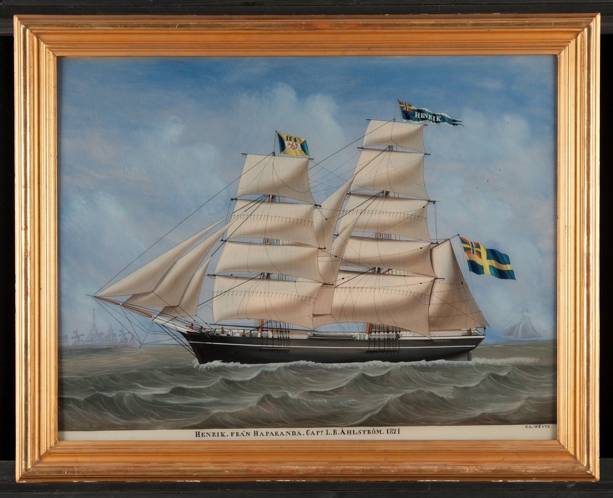 Briggen "Henrik. Från Haparanda. Cap:t. I.B. Åhlström. 1871". Fartyget ligger för styrbords halsar, visande läsidan med alla segel satta. På främre masten Sjömannaföreningens flagga: 184, på stormasten namnvimpel. Under gaffeln svensk flagg med unionsmärke.