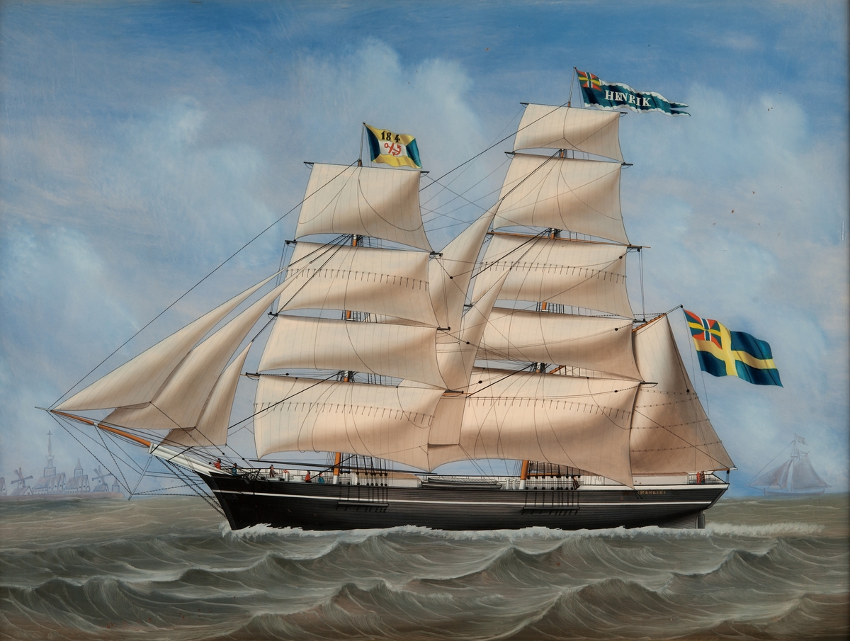 Briggen "Henrik. Från Haparanda. Cap:t. I.B. Åhlström. 1871". Fartyget ligger för styrbords halsar, visande läsidan med alla segel satta. På främre masten Sjömannaföreningens flagga: 184, på stormasten namnvimpel. Under gaffeln svensk flagg med unionsmärke.