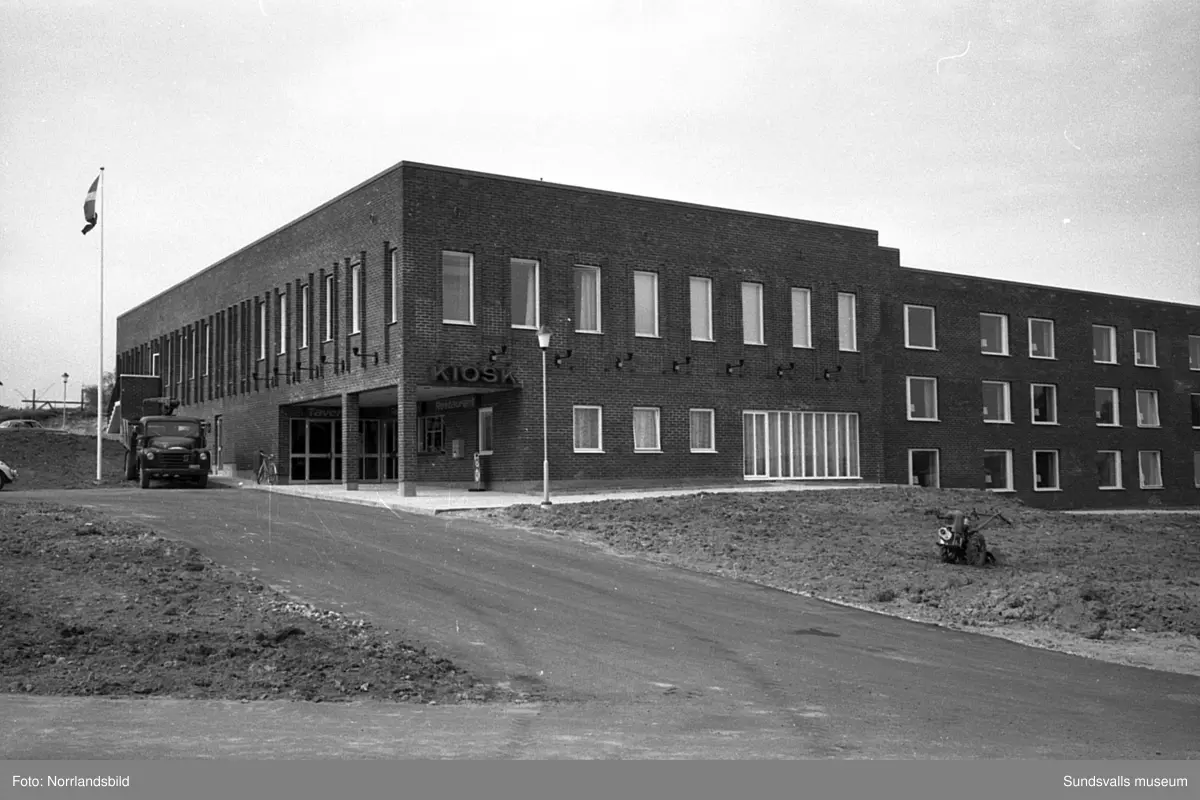 Esso Motorhotell i Bydalen, Gärde, relativt nybyggt. Exteriör- och interiörbild.