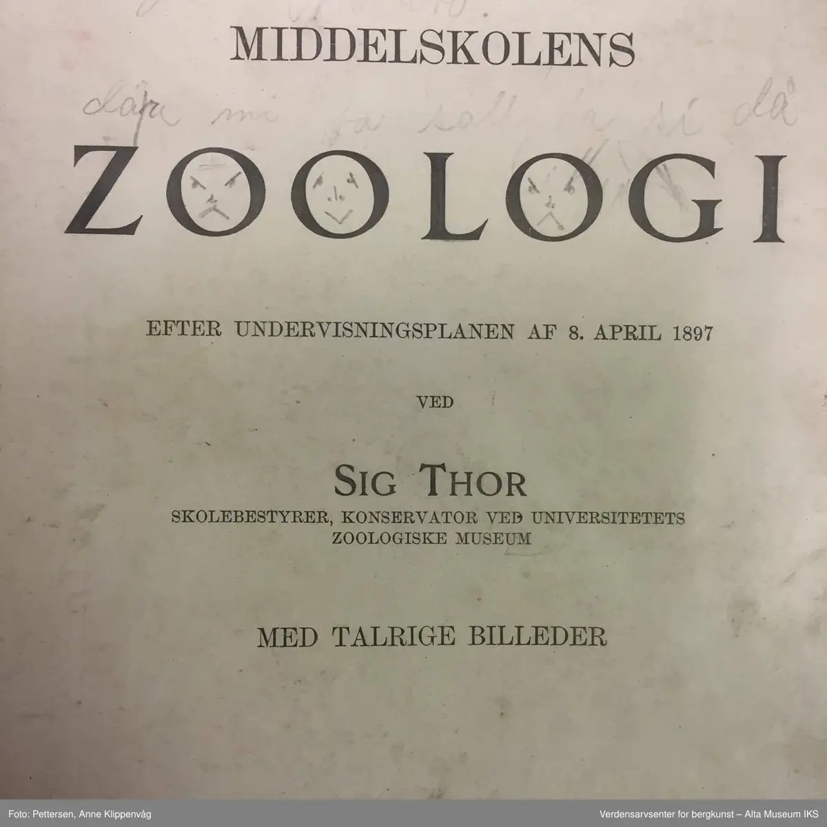 A) Kooperatørenes praktiske lommealmanakk 1931, Oslo 1930, B) Sig Thor: Middelskolens zoologi, Kristiania 1900, C) Sig. Lunde: Slik bygger vi hus, Oslo 1953, D) Olav Selvaag: Bygg rasjonelt, Oslo 1951, E) Oberst Nissens kart over det nordlige Norge, Kristiania 1905, F) Kartoppgaver for sjømannsskolen, Ålesund 1944, G-I) Amund Helland: Haandbog i grubedrift, bind 1-3, Kristiania 1887