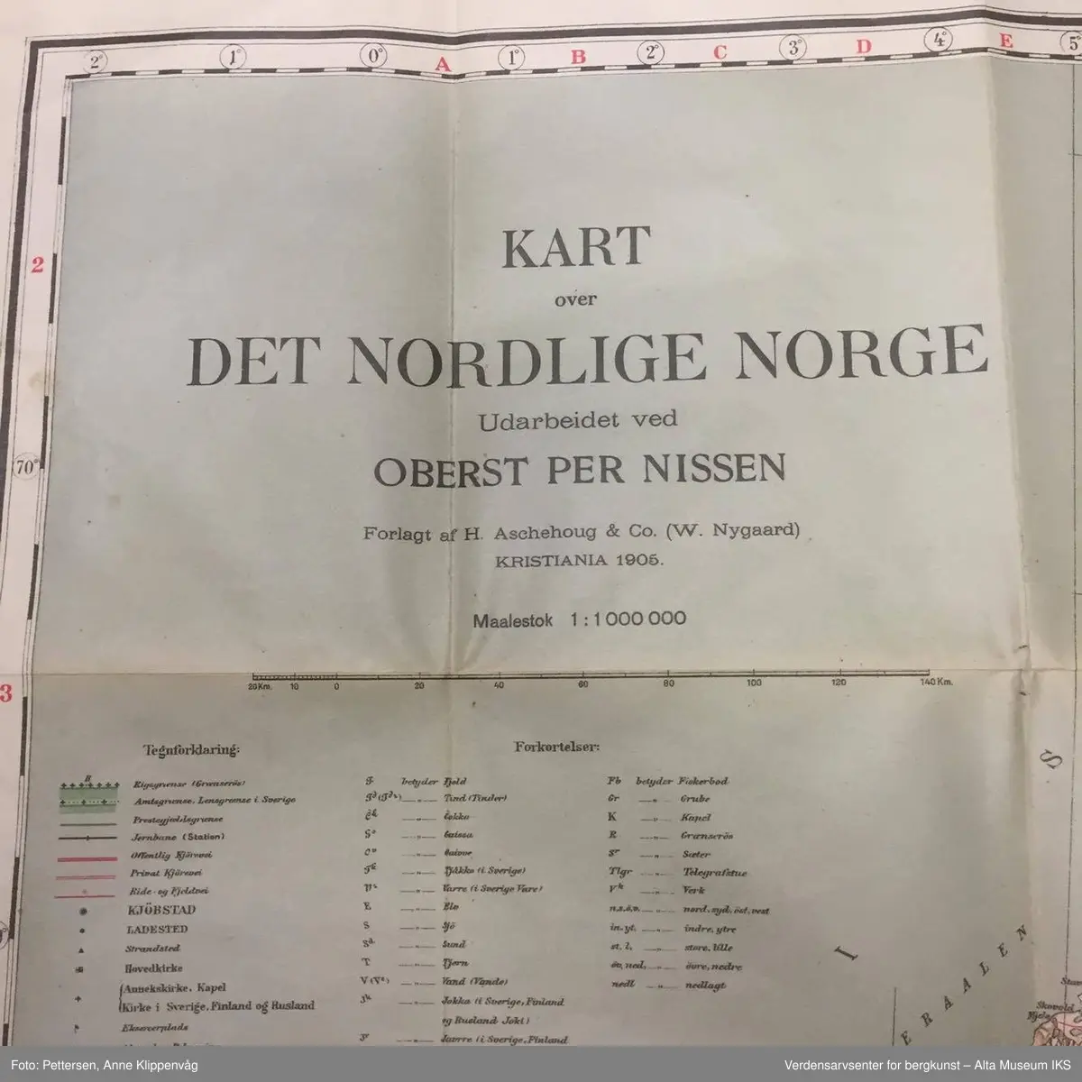 A) Kooperatørenes praktiske lommealmanakk 1931, Oslo 1930, B) Sig Thor: Middelskolens zoologi, Kristiania 1900, C) Sig. Lunde: Slik bygger vi hus, Oslo 1953, D) Olav Selvaag: Bygg rasjonelt, Oslo 1951, E) Oberst Nissens kart over det nordlige Norge, Kristiania 1905, F) Kartoppgaver for sjømannsskolen, Ålesund 1944, G-I) Amund Helland: Haandbog i grubedrift, bind 1-3, Kristiania 1887