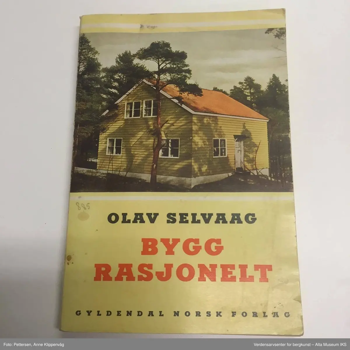 A) Kooperatørenes praktiske lommealmanakk 1931, Oslo 1930, B) Sig Thor: Middelskolens zoologi, Kristiania 1900, C) Sig. Lunde: Slik bygger vi hus, Oslo 1953, D) Olav Selvaag: Bygg rasjonelt, Oslo 1951, E) Oberst Nissens kart over det nordlige Norge, Kristiania 1905, F) Kartoppgaver for sjømannsskolen, Ålesund 1944, G-I) Amund Helland: Haandbog i grubedrift, bind 1-3, Kristiania 1887