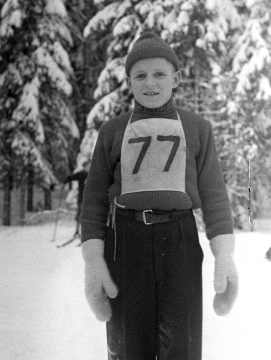 Landsrennet for gutter, hopprenn arrangert av Hamarkameratene 8.februar 1948. Skihopper, ukjent, startnummer 61.