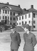 Dåvarande kronprinsen i uniform m/1960, senare kung Karl XVI Gustaf, i sällskap med officer utanför Karlberg.