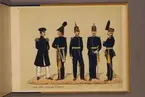 Plansch i färgtryck med uniform för Första livgrenadjärregementet för åren 1816-1872. Ingår i planschsamlingen Svenska arméns och flottans officersmunderingar utgiven av P.B Eklund.